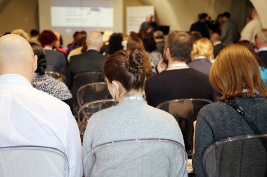 Konferans salonundaki insanlar