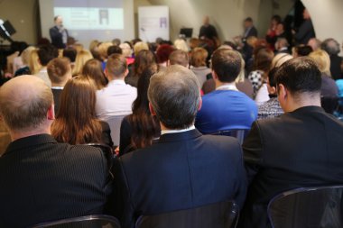 Konferans salonundaki insanlar