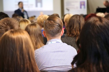 Konferans salonundaki insanlar