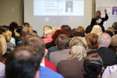 Konferans salonundaki insanlar