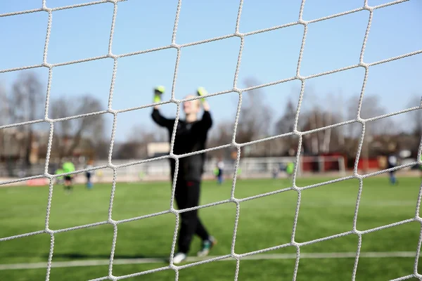 Afbeelding van een keeper via het net — Stockfoto