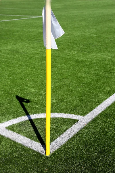 Bandeira na esquina do campo de futebol com sombra — Fotografia de Stock