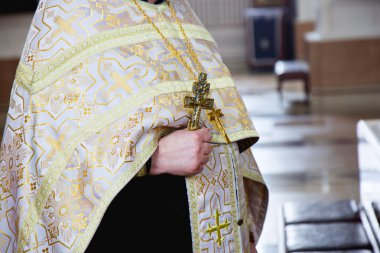 bir haç ile Ortodoks rahip