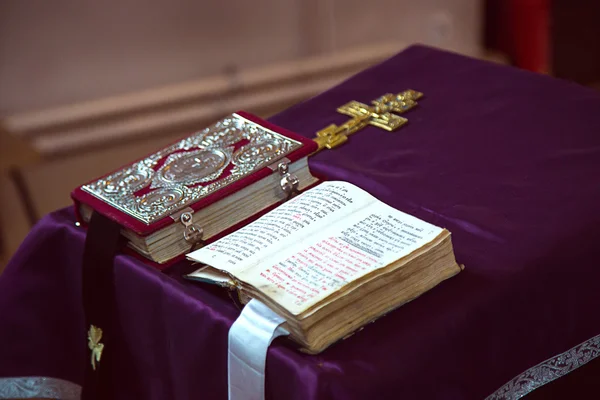 Livre d'église ouvert et croix orthodoxe . — Photo