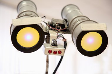 teleskopik gözleri robot sarı ışık ile