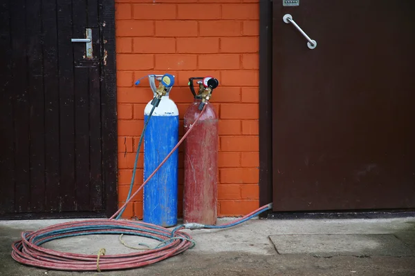 Twee gasfles - blauw en rood — Stockfoto