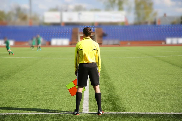 Fotbal. Pomezní rozhodčí v žlutý trikot — Stock fotografie