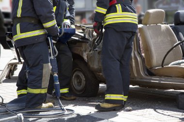 İtfaiyeciler pnömatik makası ile araba kapıları açın