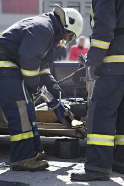 İtfaiyeciler pnömatik makası ile araba kapıları açın