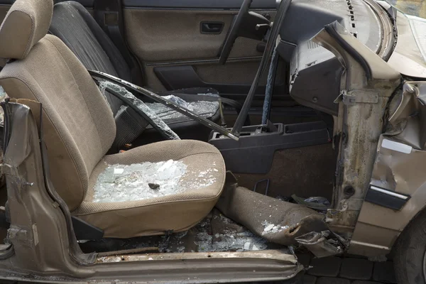 Carro completamente destruído com vidro quebrado — Fotografia de Stock