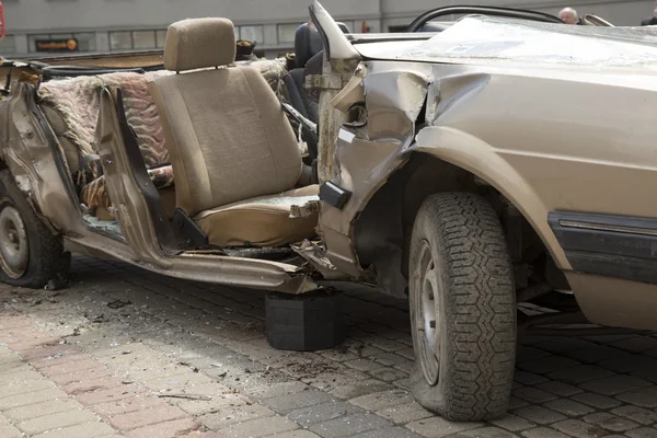 Carro completamente destruído com vidro quebrado — Fotografia de Stock