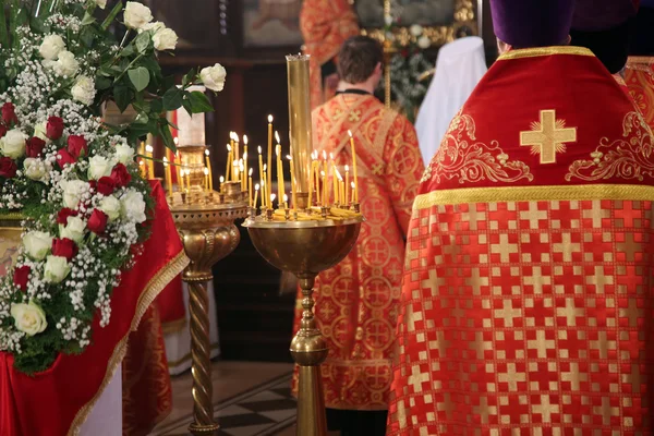 Az egyház ortodox pap — Stock Fotó