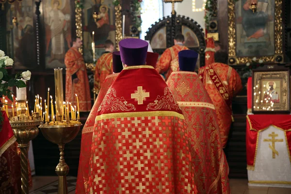 Ortodox präst i kyrkan — Stockfoto