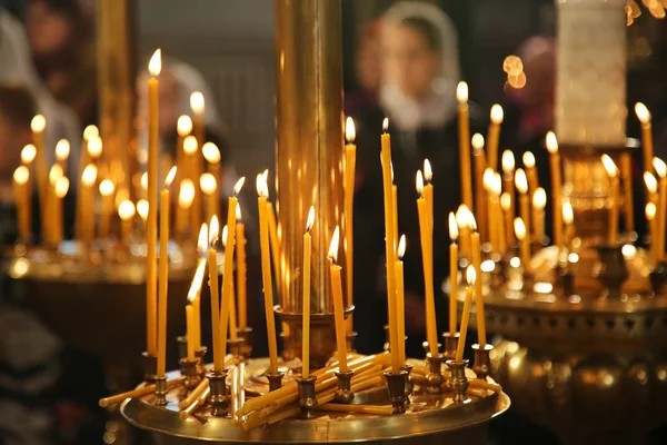 Brennende Kerzen in der Kirche, heiliges Feuer — Stockfoto