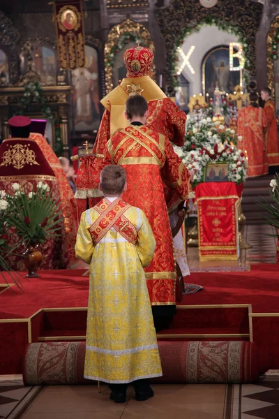 Ortodox präst i kyrkan — Stockfoto