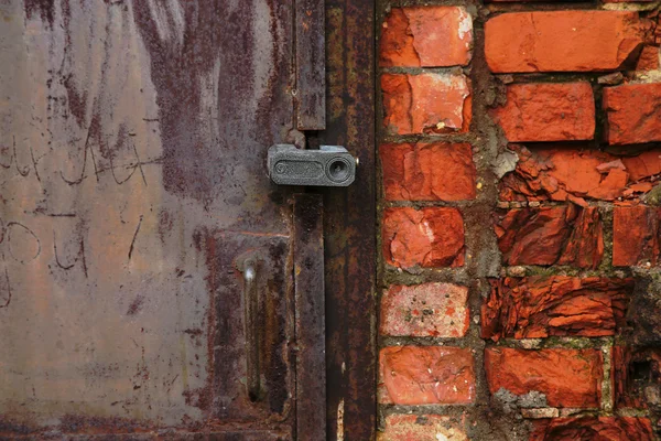 Frammento di una vecchia porta di metallo chiusa con una serratura — Foto Stock