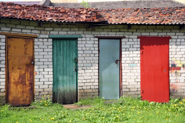 Fila de puertas de colores rojo, amarillo, azul, verde —  Fotos de Stock