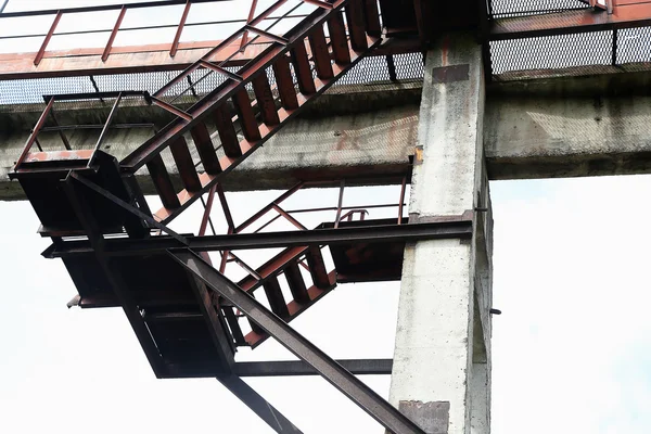 Металлическая лестница над поверхностью — стоковое фото