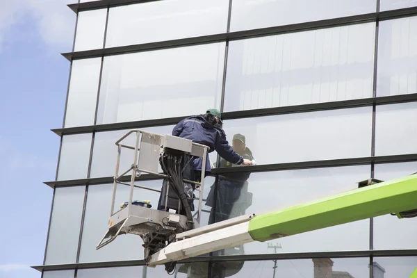 Industriële klimmer met reinigingsapparatuur, wast windows — Stockfoto