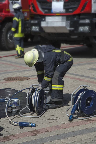 Brandman förbereda utrustning — Stockfoto