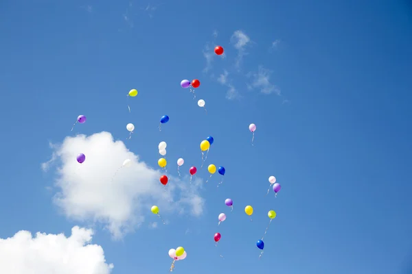 Fliegende bunte Kugeln in den blauen Himmel — Stockfoto