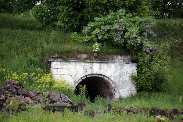 Kale eski nesne. Terk edilmiş bir yer — Stok fotoğraf