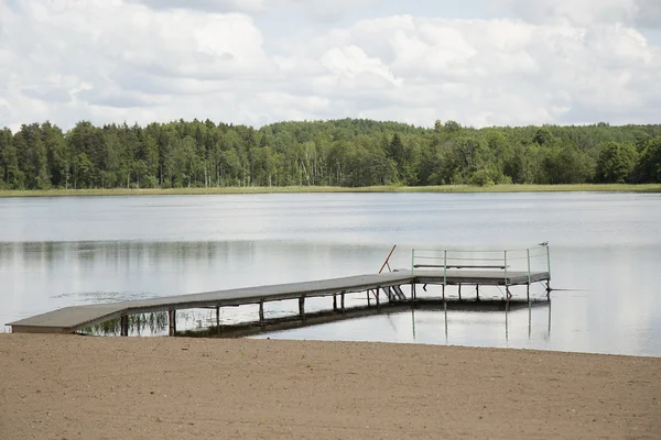 Träpiren i sjön — Stockfoto