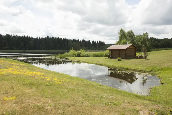 Hus vid sjön — Stockfoto