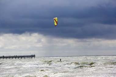 Dalgalar sörf binici