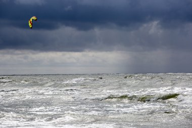 Dalgalar sörf binici