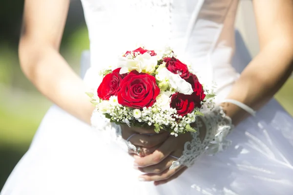 Bouquet de mariage dans les mains de mariée gros plan — Photo