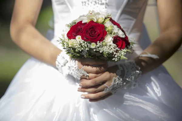 Bruiloft boeket in bruid handen close-up — Stockfoto