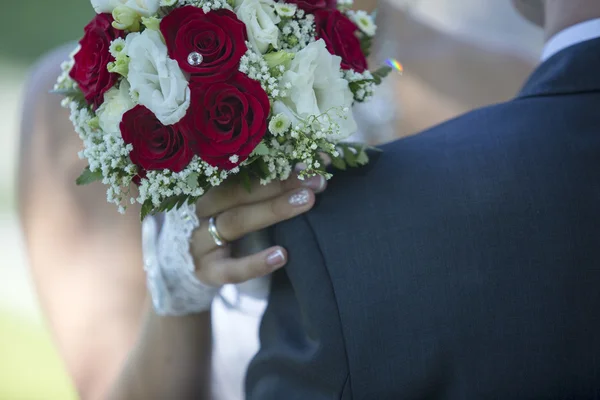 婚礼花束在新娘的手特写 — 图库照片