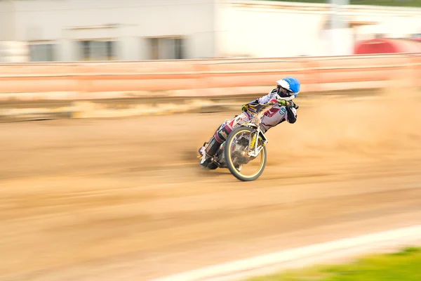 Speedway rider na pista — Fotografia de Stock