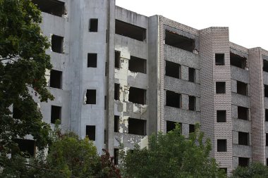 Kırık pencereli terk edilmiş bina