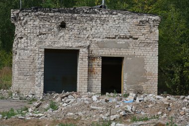 Kırık pencereli terk edilmiş bina