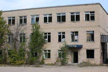 Kırık pencereli terk edilmiş bina