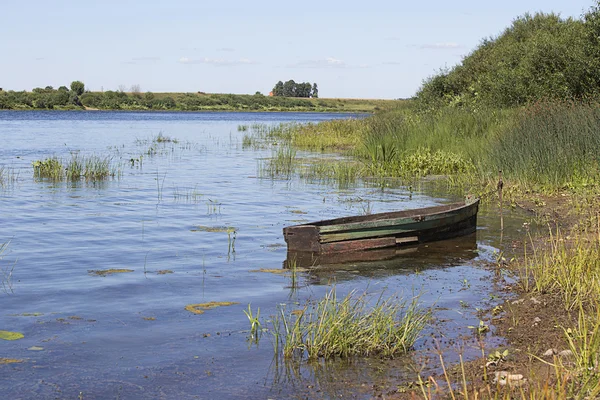 Träbåt nära tte kusten — Stockfoto