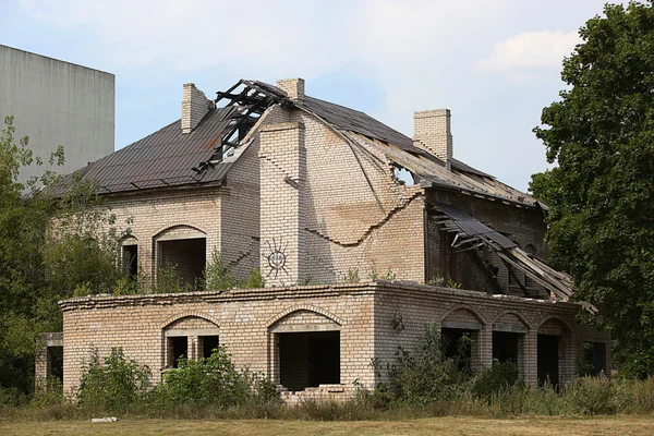 Kırık pencereli terk edilmiş bina — Stok fotoğraf