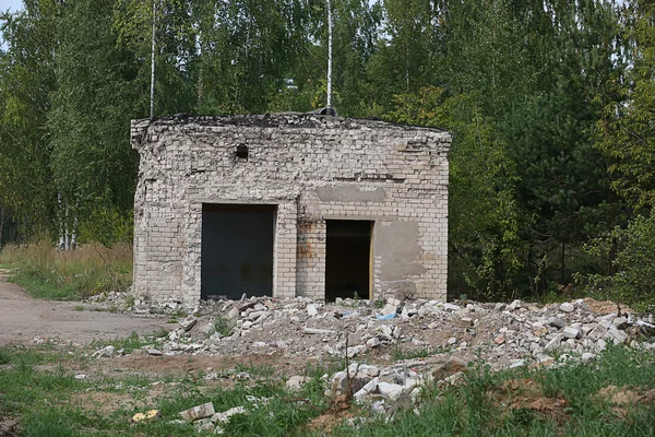 Edifício abandonado com janelas quebradas — Fotografia de Stock