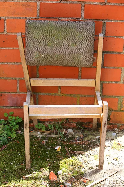 Kırık sandalye — Stok fotoğraf