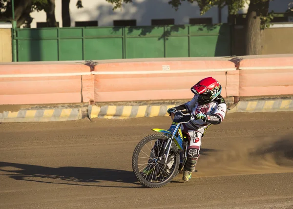 Speedway rider na pista — Fotografia de Stock