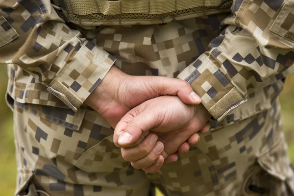 Militar cogido de la mano detrás de la espalda —  Fotos de Stock