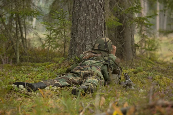 Soldier watching the movement of the enemy — Stock fotografie