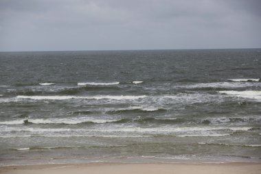 Deniz kıyısında dalgaları ile