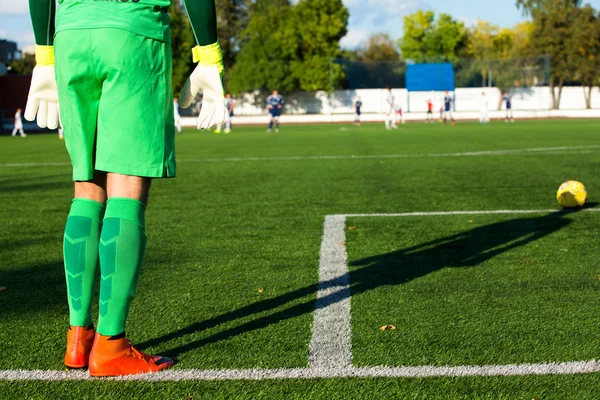 Kiper sepak bola dalam bentuk hijau dan dengan bayangan — Stok Foto