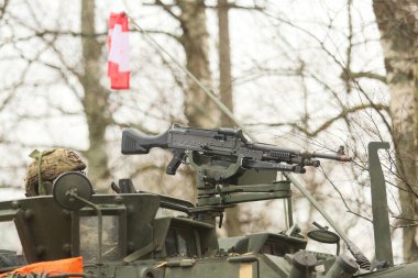 DAUGAVPILS, LATVIA - 10 Kasım 2025: Askeri Kararlı Savaşçı. Makineli tüfekle donatılmış zırhlı bir aracın tareti.