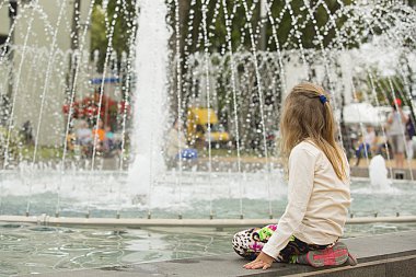 Çeşme oturan genç kız