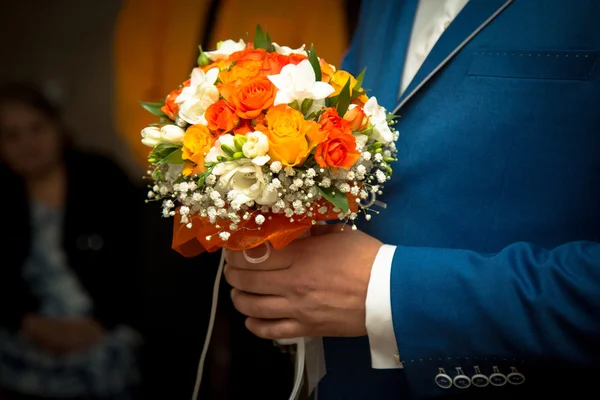 Boeket in handen van de bruidegom — Stockfoto