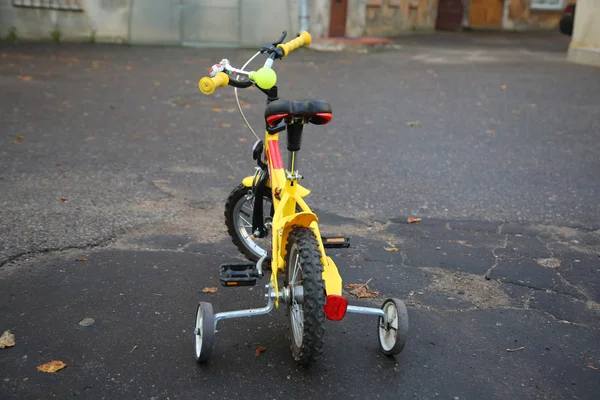 子供のための黄色い自転車 — ストック写真